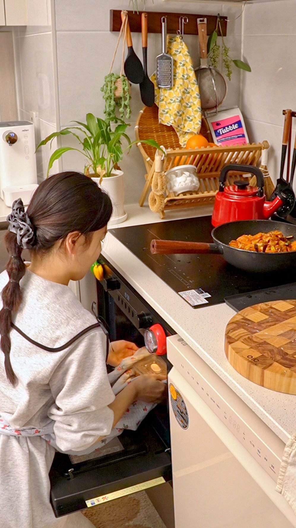 summer_jamong 게시물 이미지: 요즘 이 앞치마만 입고 있어요.

예쁜 것보다
편한 게...