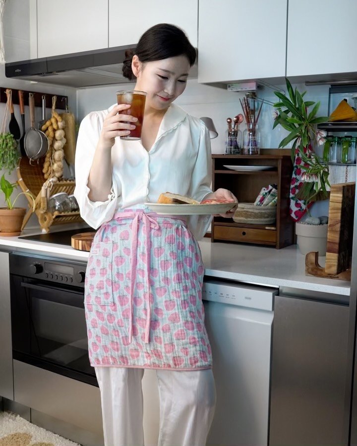 summer_jamong 게시물 이미지: ‘느리의 오후’의 첫 앞치마를 소개합니다.

오래 입어도 편한 앞치마를 위해
원단...