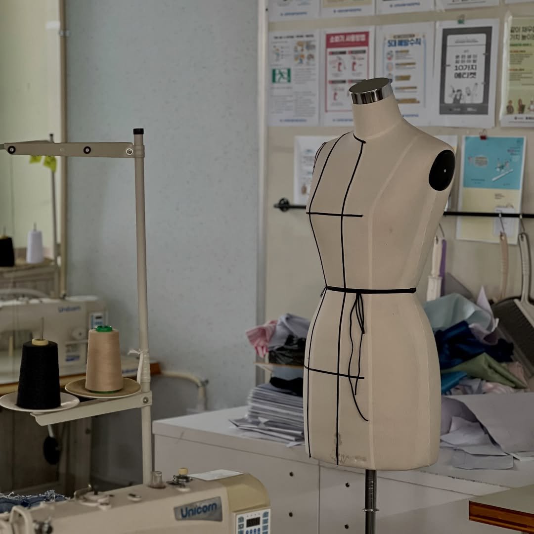 Photo by 요리하는 자몽씨 on February 13, 2026. May be an image of clothes iron, sewing machine, rack and mannequin.