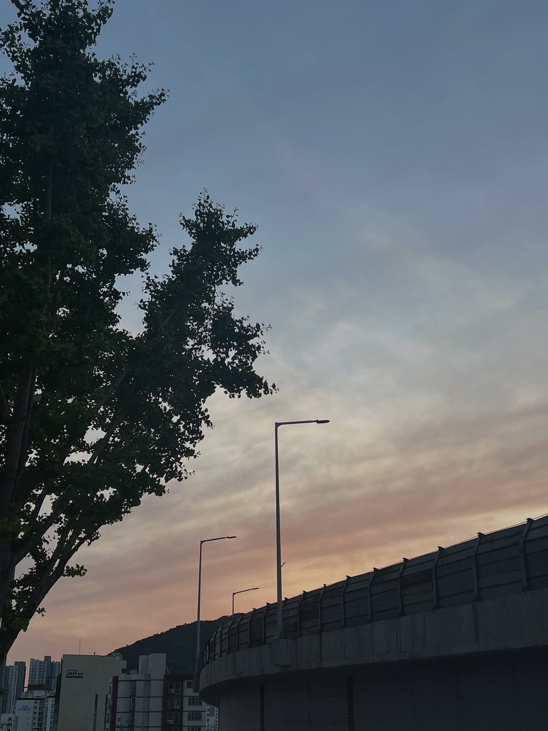summer_jamong 게시물 이미지: #요리에세이 스트레스를 많이 받는 날엔
비를 흠뻑 맞고 싶어질 때가 있어요.
⠀...
