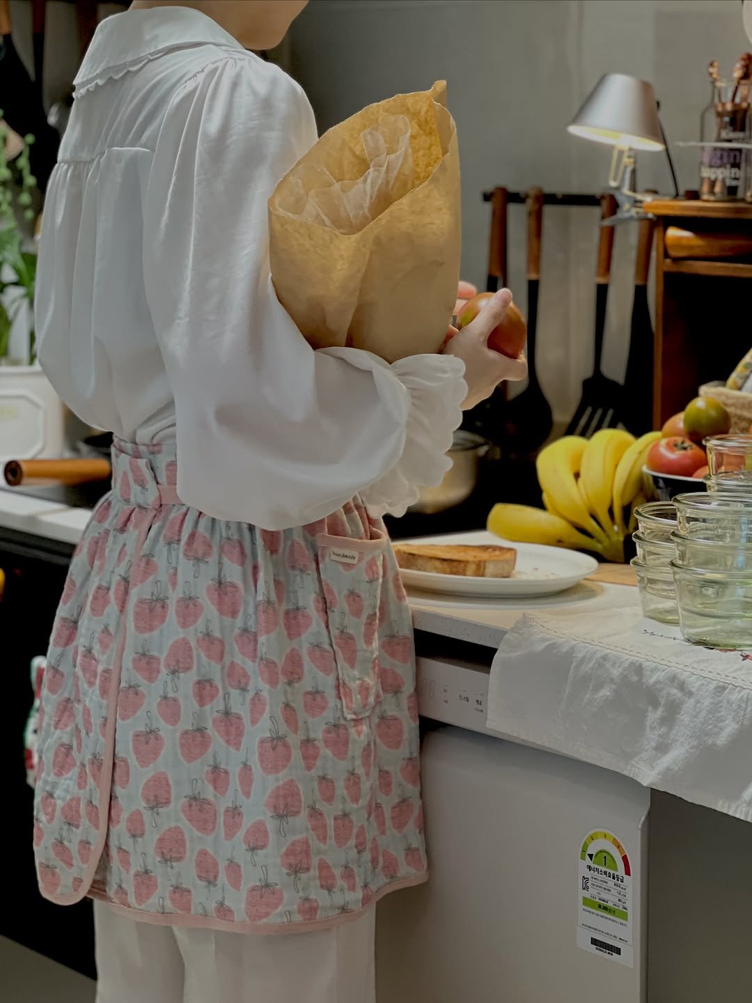 Photo by 요리하는 자몽씨 on April 26, 2026. May be an image of apron, kitchenware and text.