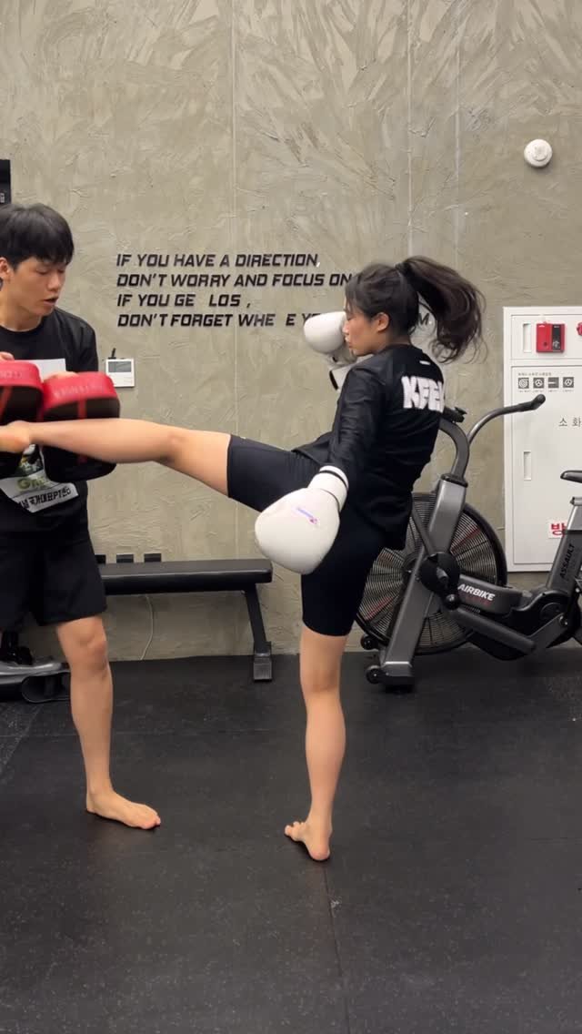 sun__fit 게시물 이미지: @umma_circle 
킥 연습중,,😓

미트맨- @gyu_men2 

#mma...