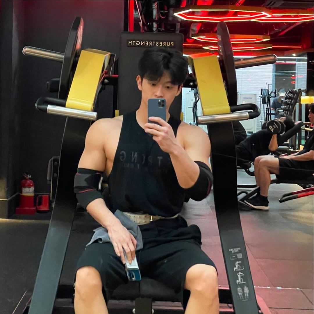 Photo shared by 민선기 on June 16, 2025 tagging @bysec_worldfitness. May be an image of 2 people.