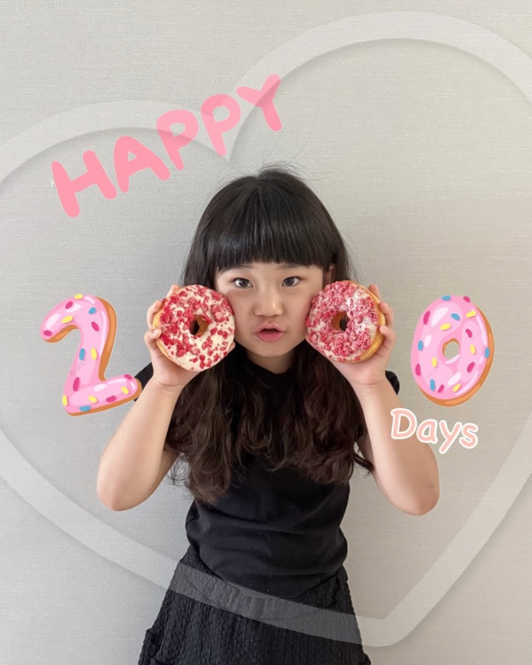 Photo shared by 선제ㅣ유아식 그리고 삼남매육아 on July 01, 2025 tagging @jinyoung_.kim. May be an image of 1 person, prairie gentian and text that says 'HAPPY Days'.