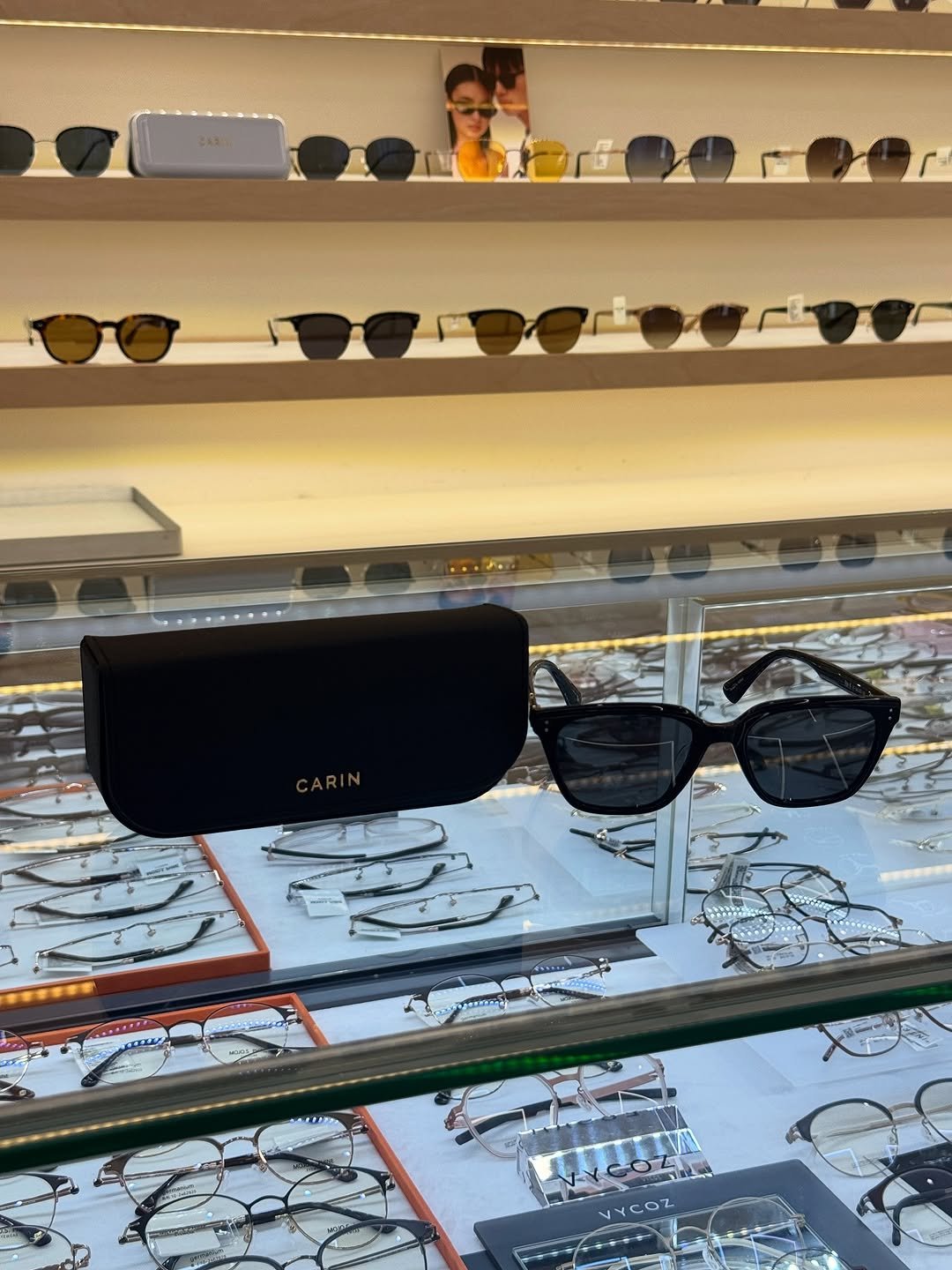 Photo by 선제ㅣ유아식 그리고 삼남매육아 on August 14, 2025. May be an image of 2 people, glasses, display case, sunglasses and text.