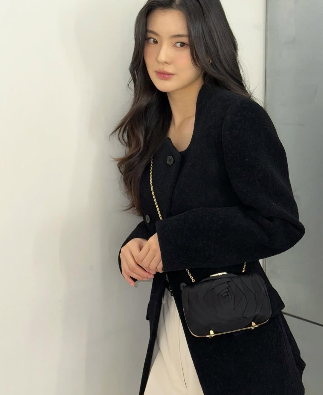 Photo shared by 이선빈 on December 06, 2025 tagging @rogervivier. May be an image of one or more people, hair, duffle coat, overcoat, purse and text.