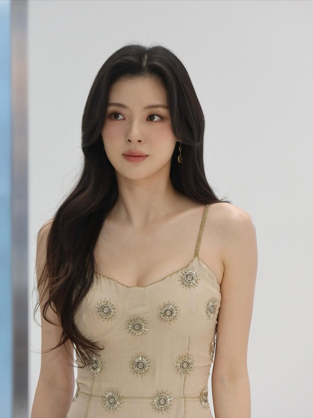 Photo by 이선빈 on November 21, 2025. May be an image of one or more people, hair, dress and top.