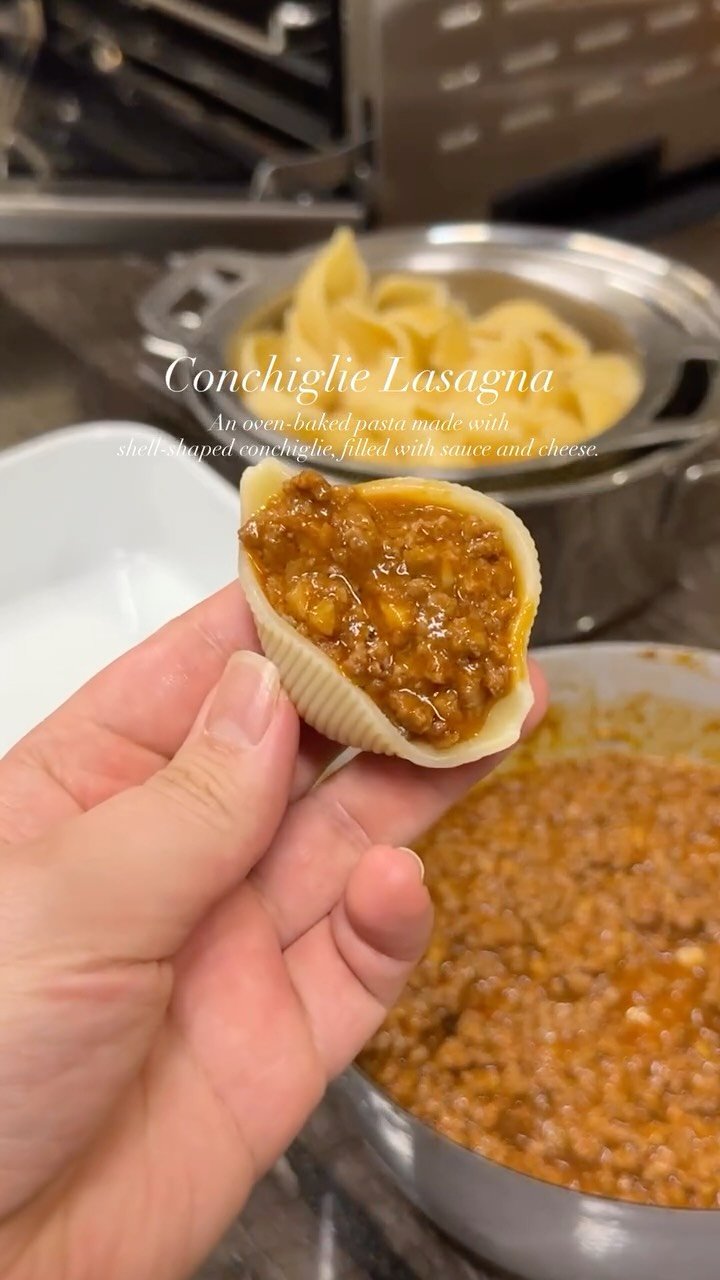 sunday_rang 게시물 이미지: 🔺콘킬리에 라자냐

겹겹이 쌓는 대신
커다란 콘킬리에 파스타 안에 라구와 치즈를...