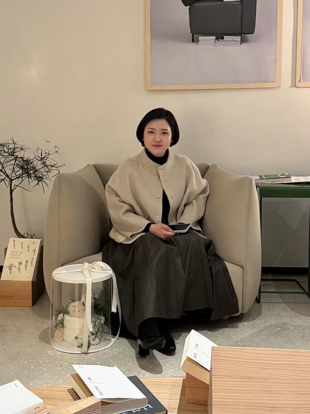 Photo by 썬데이랑 최은주 on December 28, 2025. May be an image of sofa, chair, chaise lounge, armchair and text.