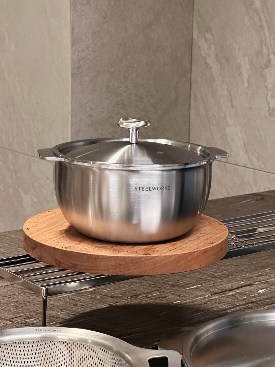 Photo by 썬데이랑 최은주 on February 09, 2026. May be an image of tea maker, pot, cooker, strainer, saucepan, steamer, kitchen appliance and text.