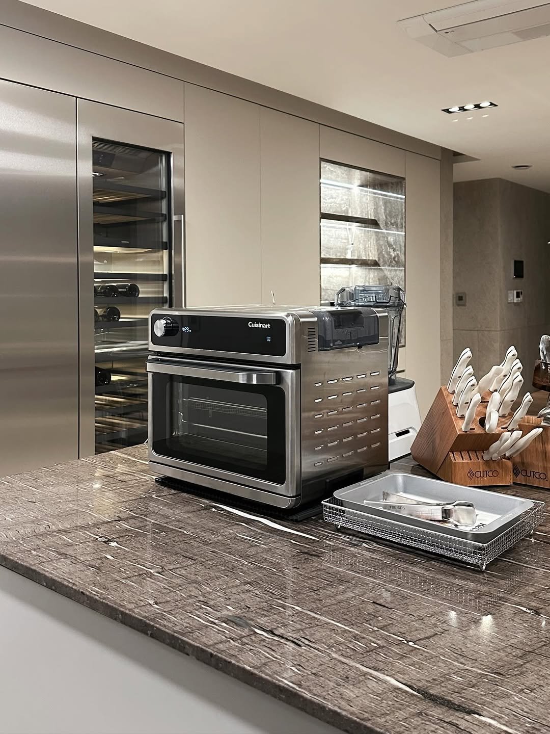 Photo by 썬데이랑 최은주 on December 23, 2025. May be an image of range hood, kitchen island, dishwasher, rack, countertop, refrigerator, indoors, kitchen and text.