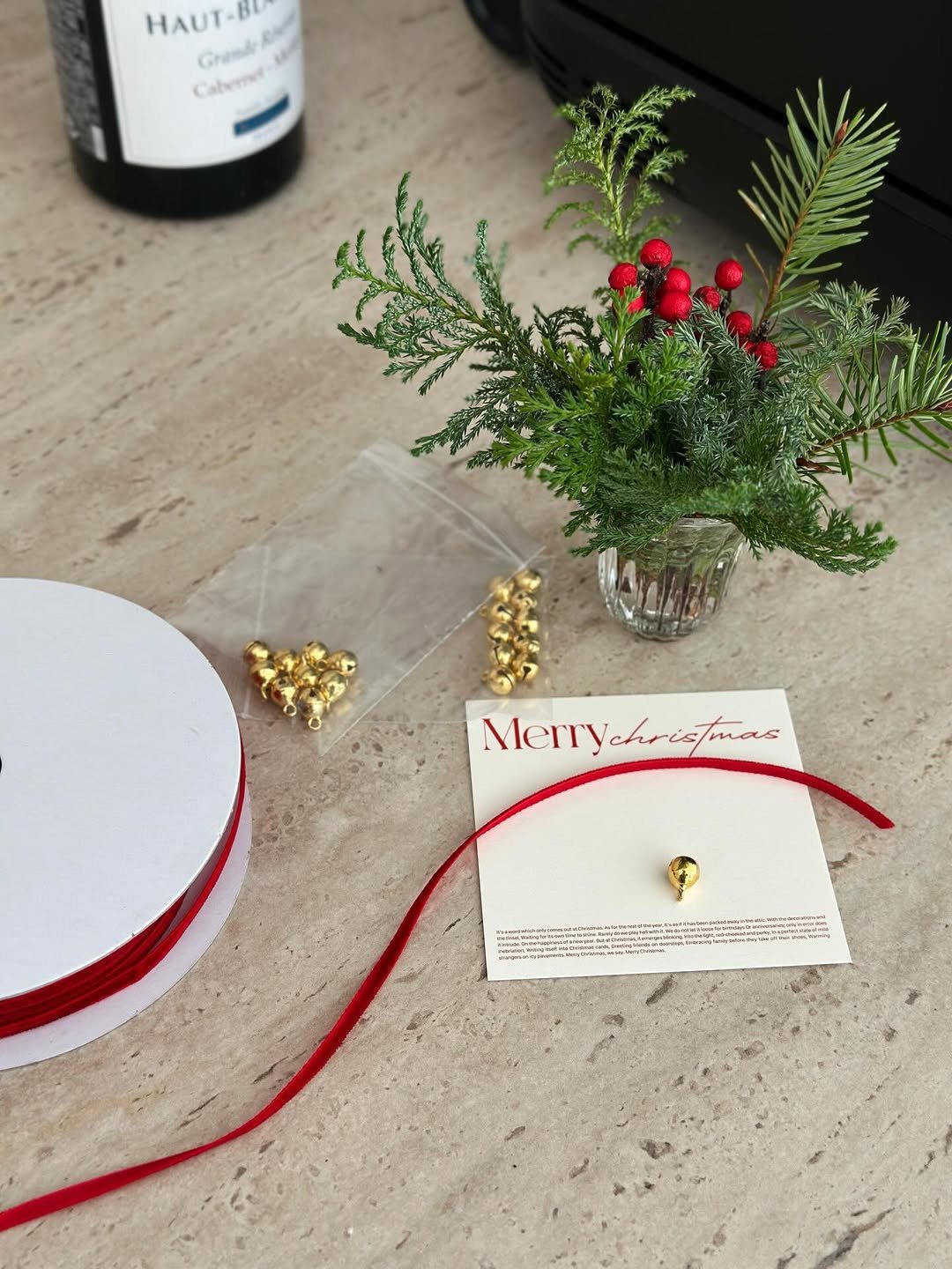 Photo by 썬데이랑 최은주 on December 23, 2025. May be an image of macrame, lace, jewelry and text.