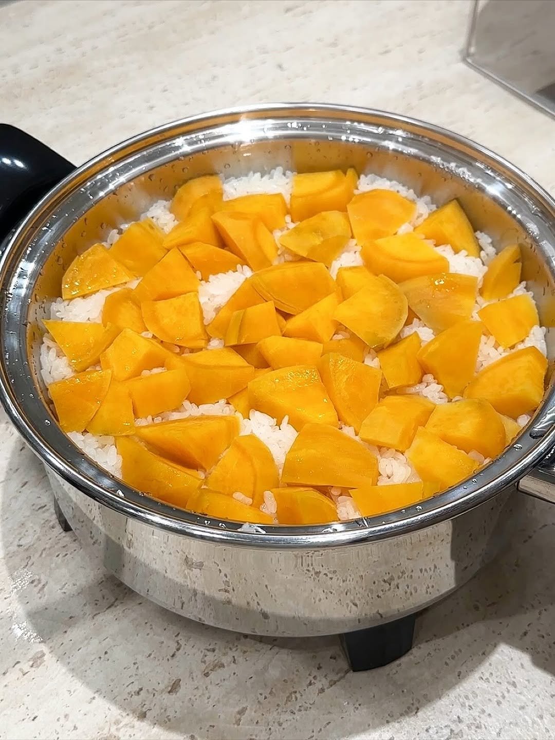 Photo by 썬데이랑 최은주 on November 16, 2025. May be an image of fruit cocktail, mango, preserves and text.