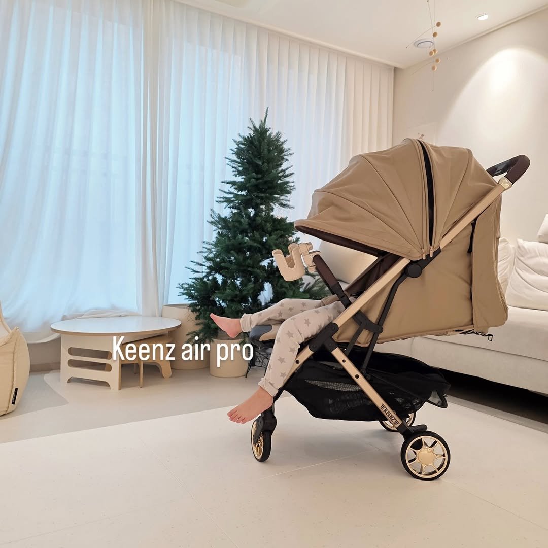 Photo shared by 방말금 on November 08, 2025 tagging @keenz_lebere. May be an image of playpen, baby bed, buggy and text that says 'Keenz air pro REE'.