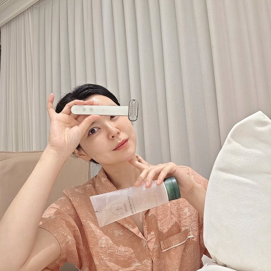 Photo shared by 방말금 on September 23, 2025 tagging @mooas_official. May be an image of 1 person, hair product, hand cream and text.