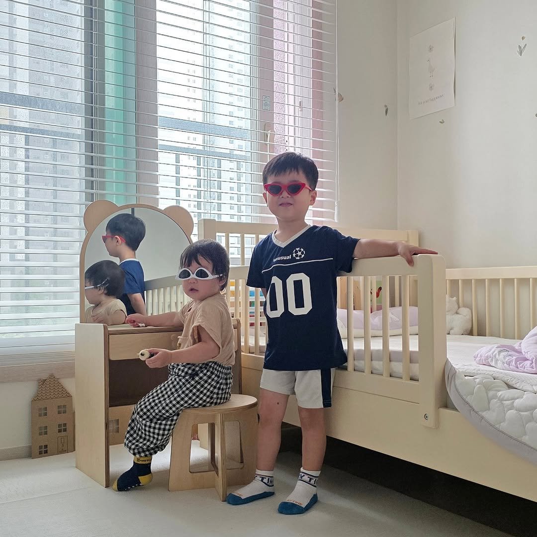 Photo by 방말금 on September 25, 2025. May be an image of 4 people, child, bed, bunk bed, baby bed, playpen, mattress, bedroom and text.