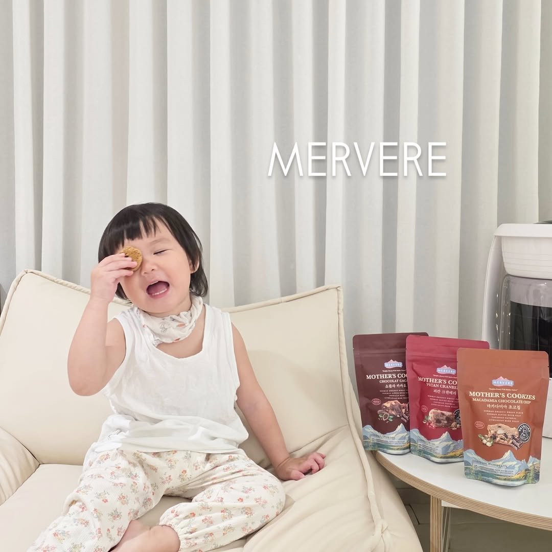 Photo shared by 방말금 on November 12, 2025 tagging @mervere_official. May be an image of oatmeal cookies, crackers, petfood, hamper and text.