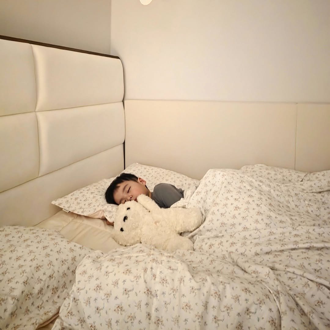Photo shared by 방말금 on November 06, 2025 tagging @lauraashley_korea. May be an image of child, sleeping, baby bed, mattress, headboard, bed, bedroom and text.