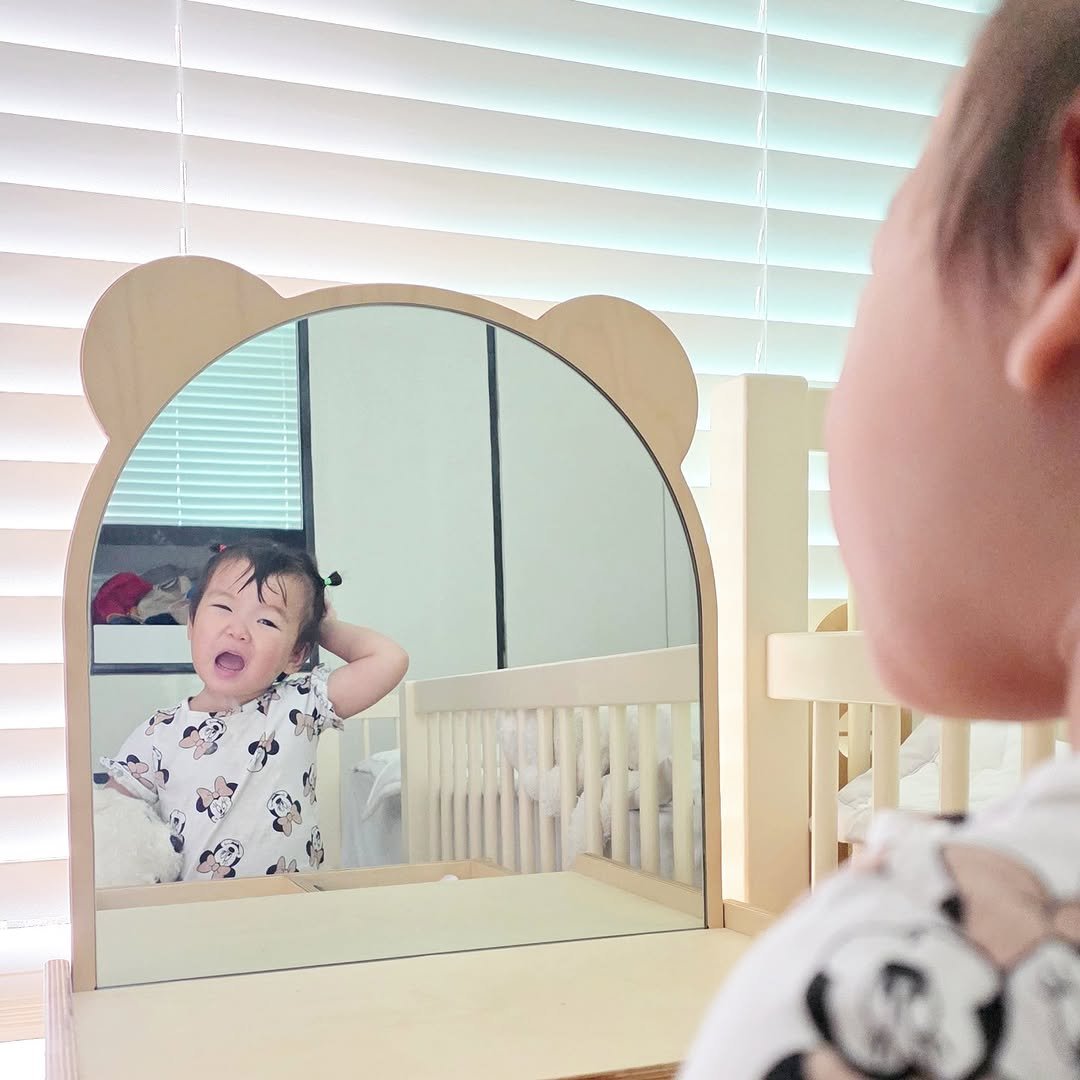 Photo shared by 방말금 on August 13, 2025 tagging @budbebe_official. May be an image of 2 people, baby, people standing, mirror and text.