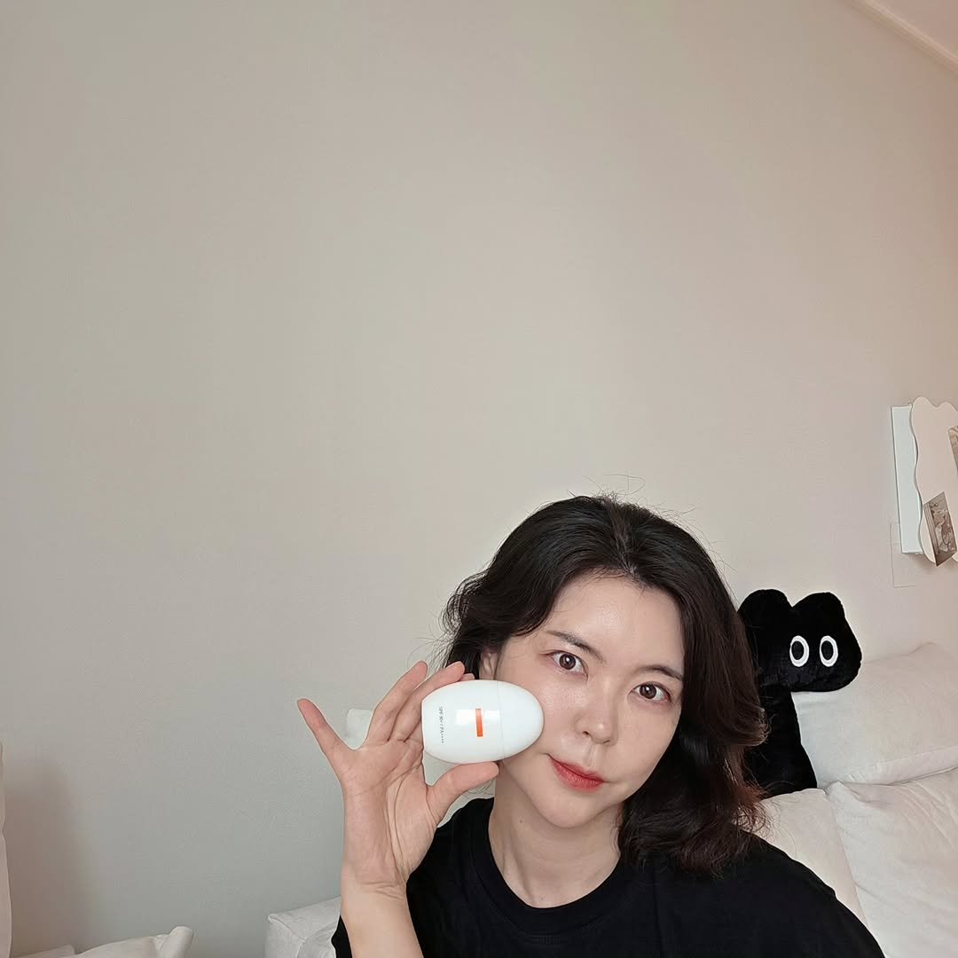Photo shared by 방말금 on September 26, 2025 tagging @i_am_dermaria, and @dermaria_official. May be an image of 1 person, hair, thermometer, dental floss, hand cream and text.
