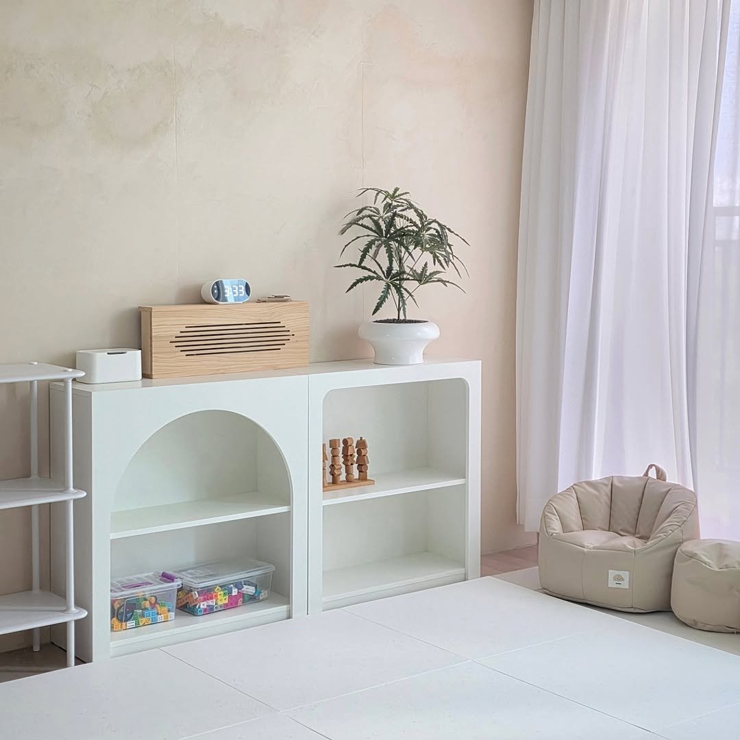 Photo by 방말금 on September 27, 2025. May be an image of playpen, baby bed, rack, carpet, bunk bed and text.