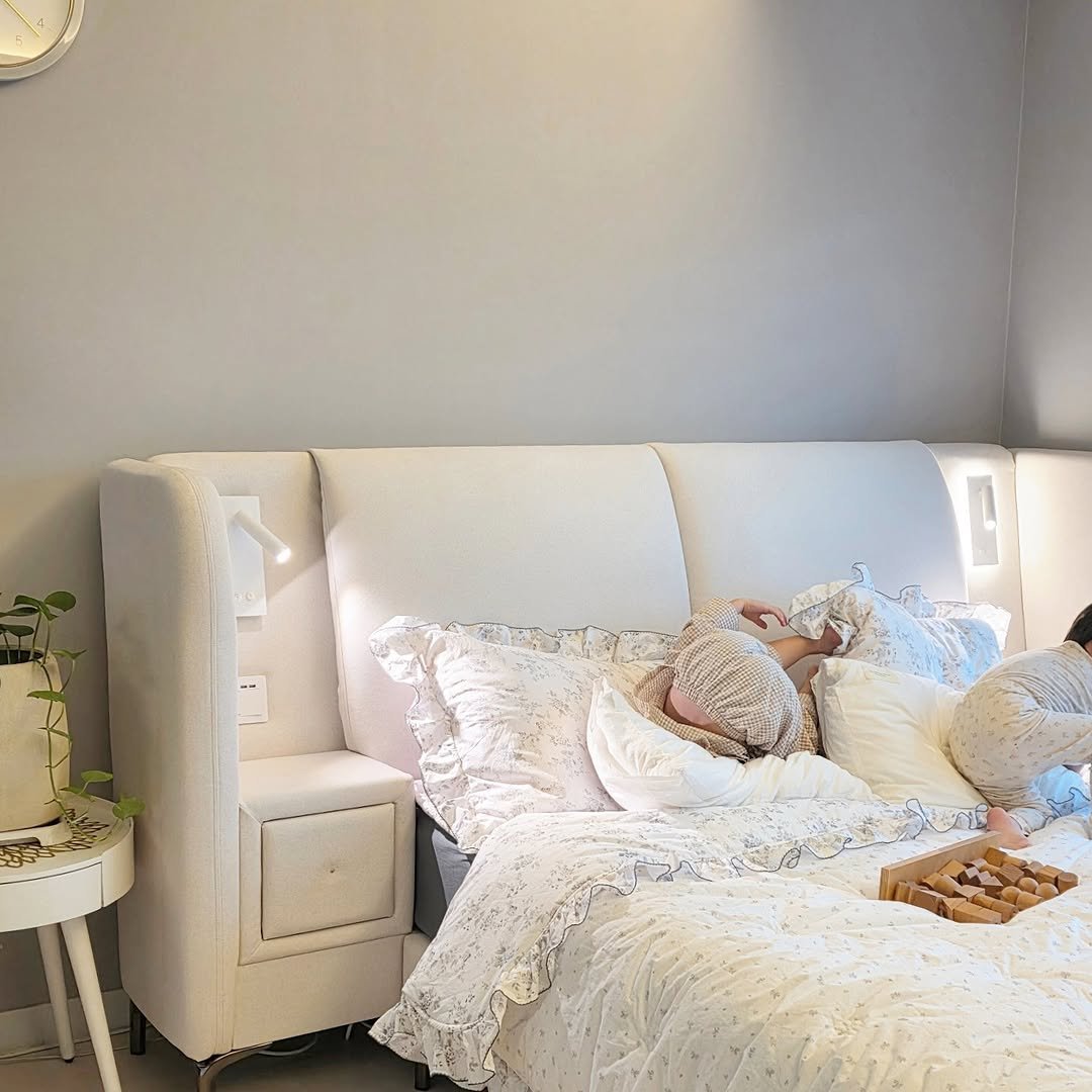 Photo shared by 방말금 on September 05, 2025 tagging @edenne_official. May be an image of 2 people, bed, mattress, headboard, indoors, bedroom and text.