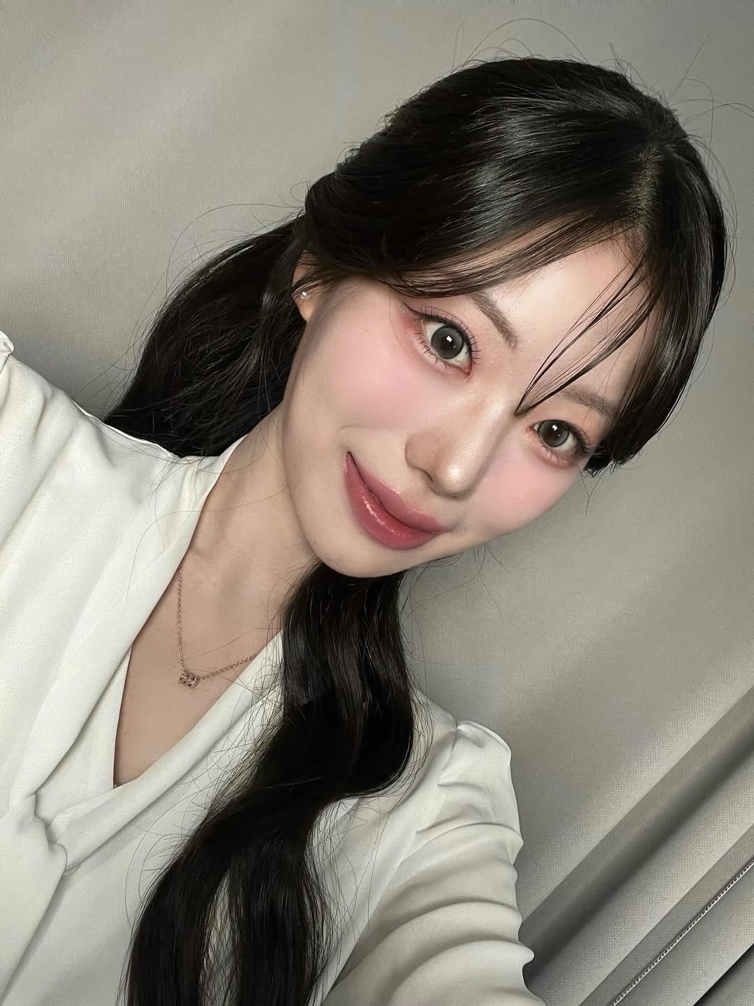 Photo by 성은 on February 10, 2026. May be a selfie of one or more people, hair, top and text.