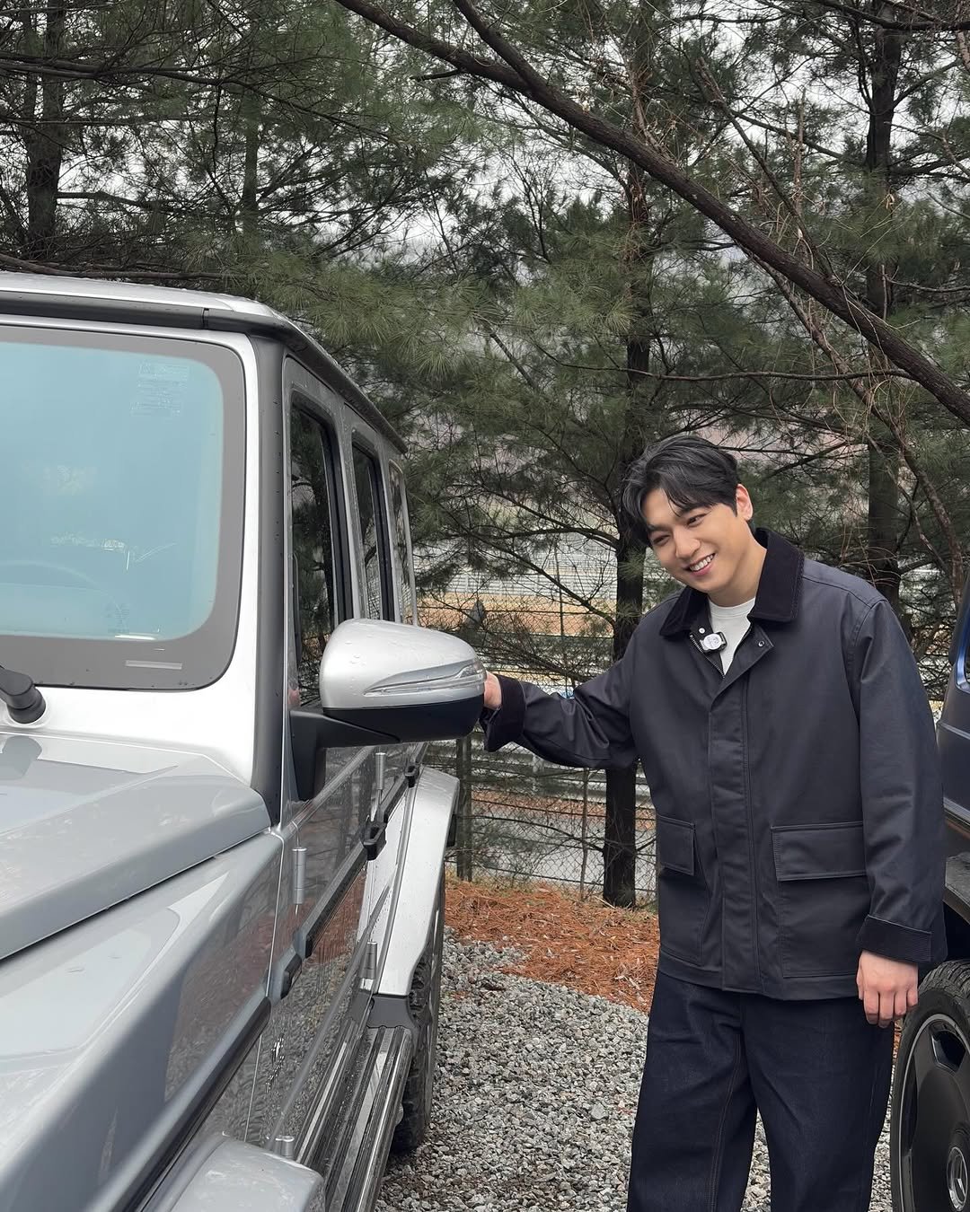 Photo by 박성진 on March 30, 2026. May be an image of car, jeep, bowtie, limousine, dinner jacket, suit and text.