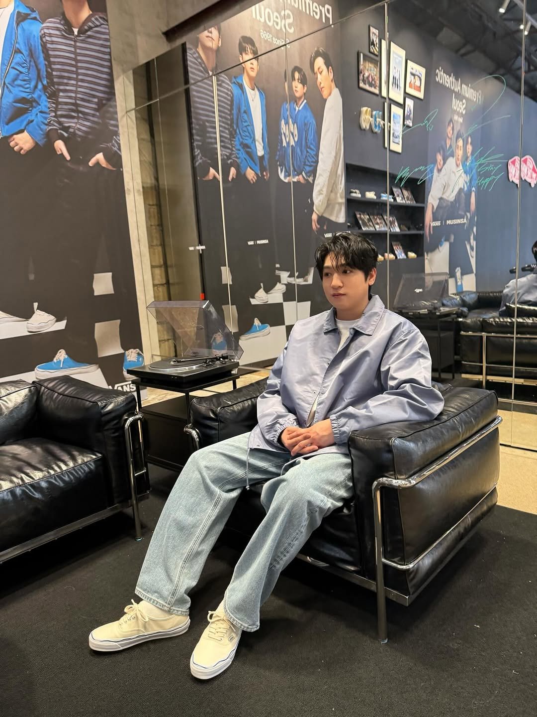 Photo by 박성진 on April 01, 2026. May be an image of one or more people, wingtip shoes, chair and text.