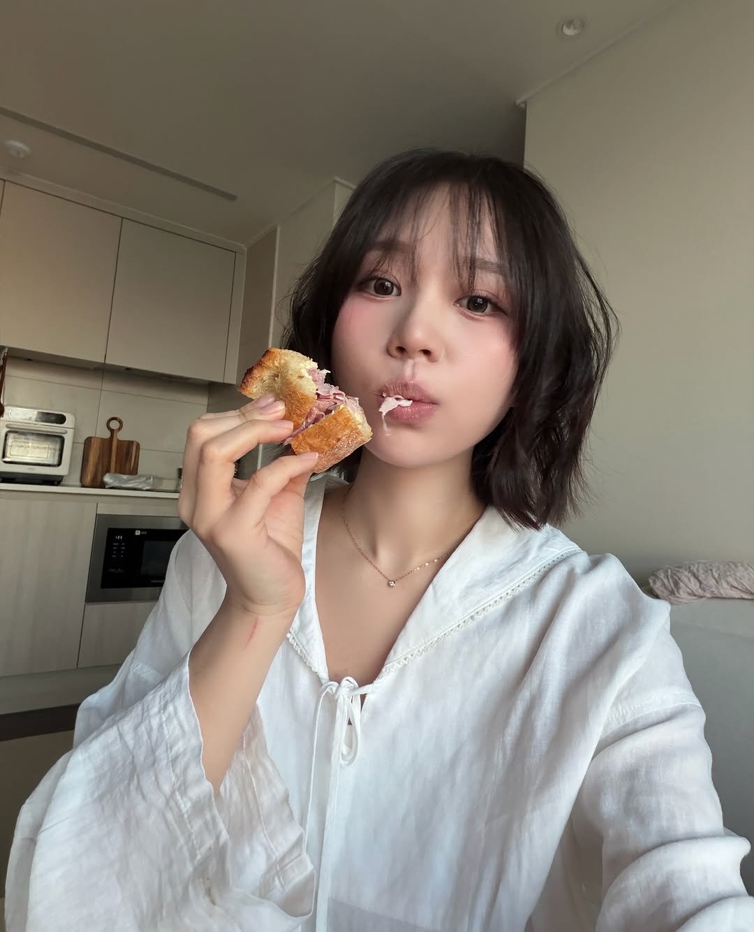 Photo by 미선짱 on January 29, 2026. May be an image of one or more people, hair, bread and text.