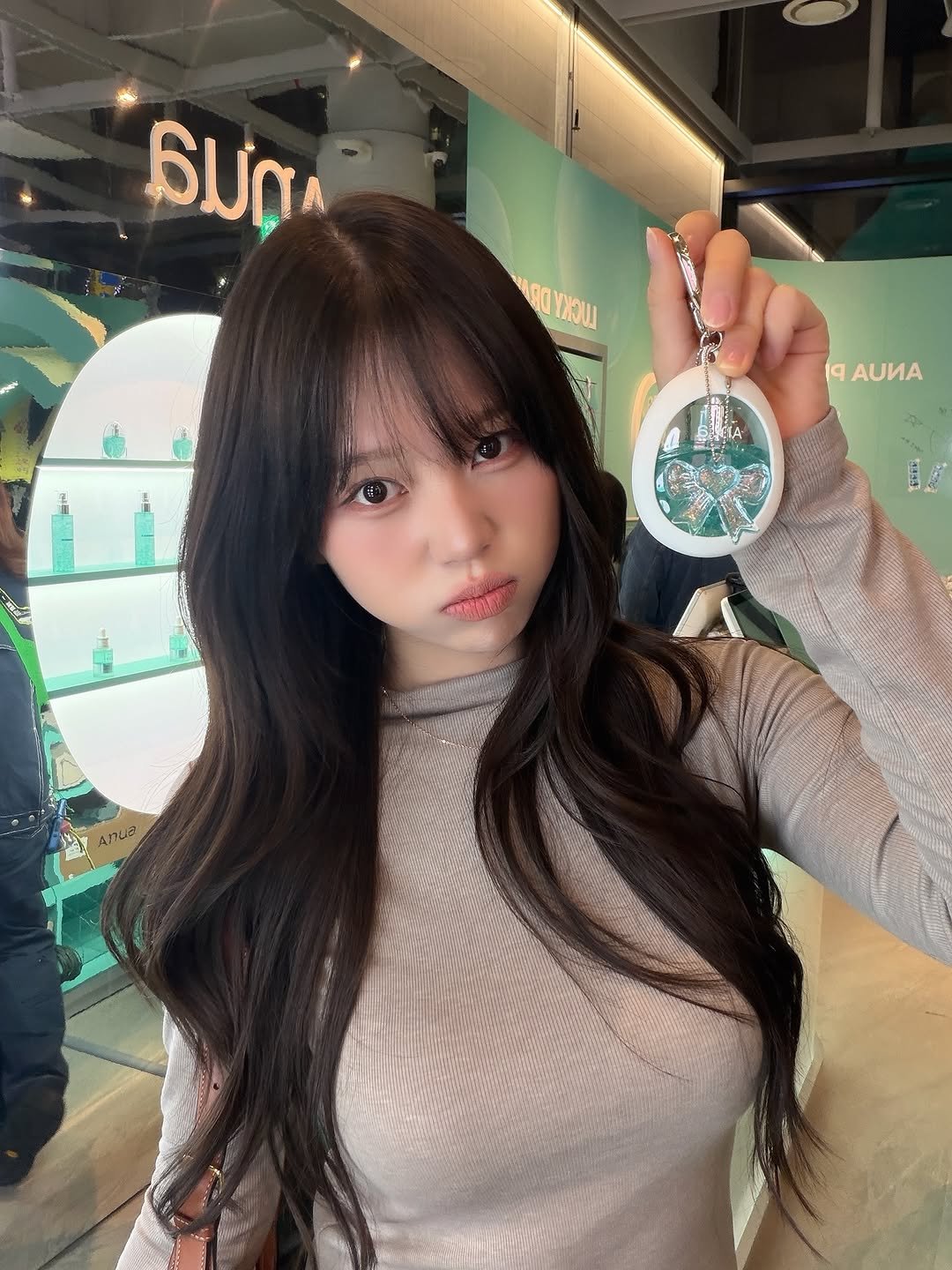 Photo shared by 미선짱 on November 06, 2025 tagging @anua_kr. May be an image of one or more people, hair, hand cream and text.