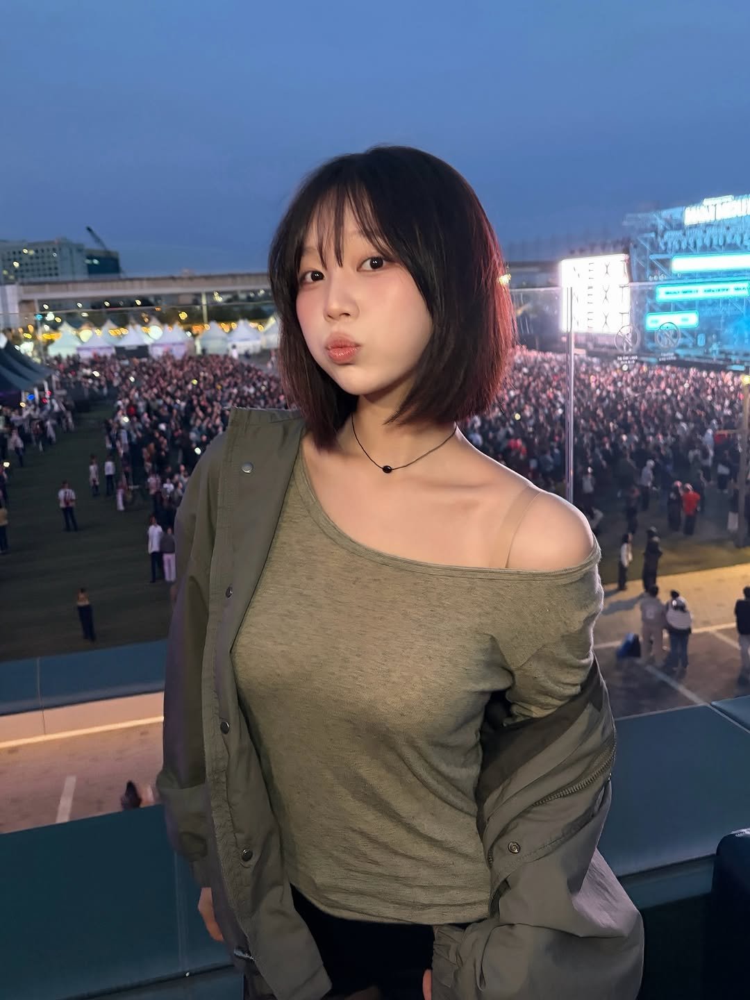 Photo shared by 미선짱 on October 19, 2025 tagging @pcitykorea, @bithumb_official, and @madly_medley. May be an image of one or more people, hair, top, parka and concert.