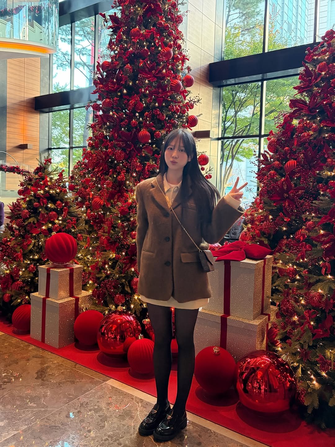 Photo by 미선짱 on November 14, 2025. May be an image of christmas tree, duffle coat, overcoat, tinsel and text.