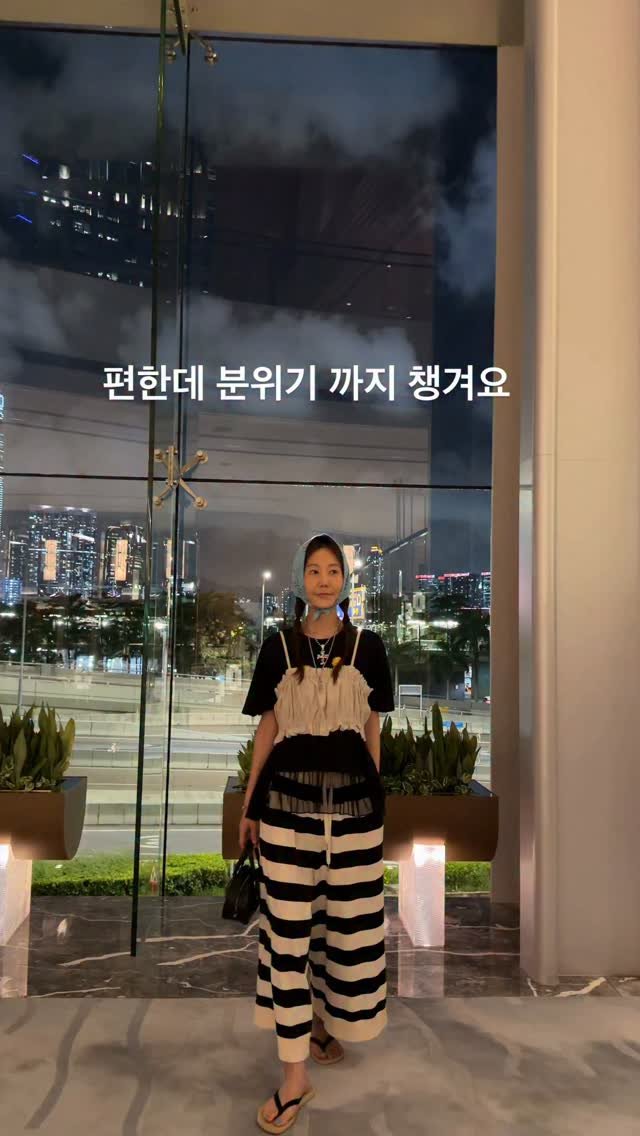 sunny_boutique_sunny 게시물 이미지: 베이비님들 전 이제 비행기 안☺️

시간 되실때 
낼 소개할 망사 티셔츠 코디 참고...