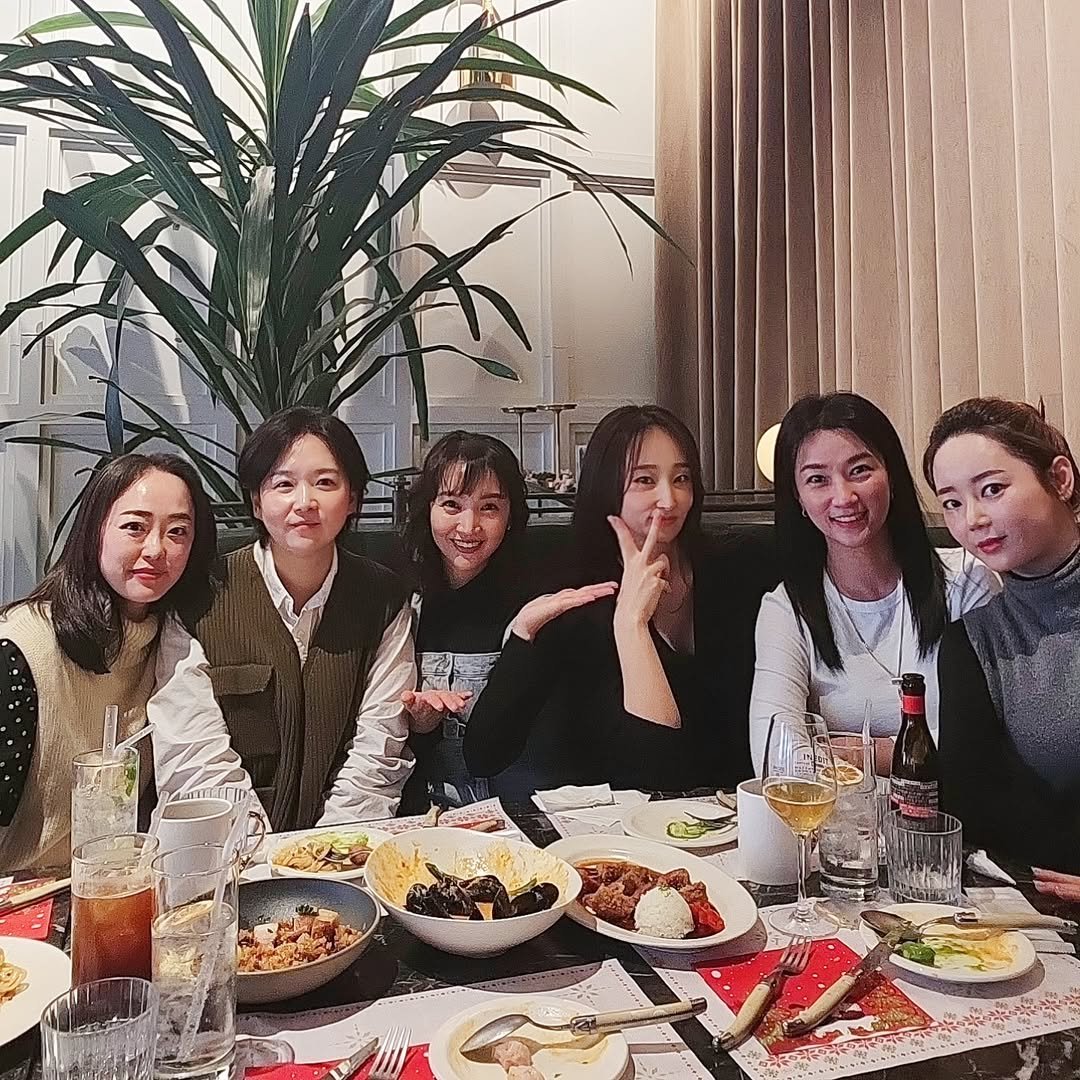 Photo shared by Sunny🌞 on November 24, 2025 tagging @pyeongchang_unni_jinny, @yoonach, @mansunne, @kate_goodshot, and @han_jeehye.