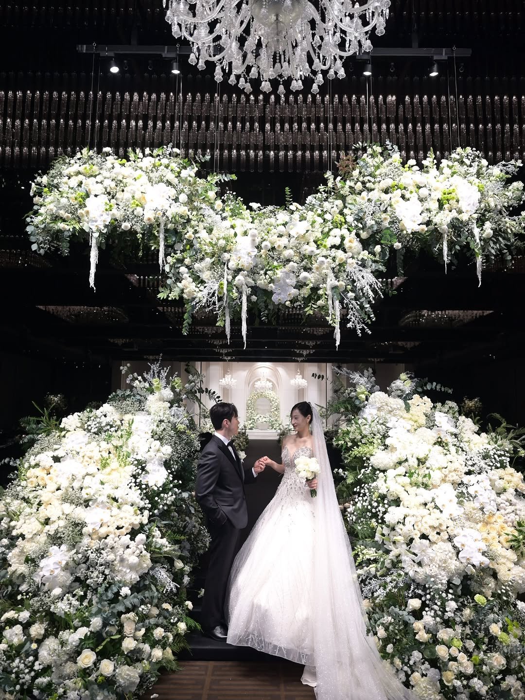 Photo by Sunny🌞 on January 06, 2026. May be an image of flower arrangement, chandelier, bouquet, prairie gentian, baby's-breath, wedding, dais and text.