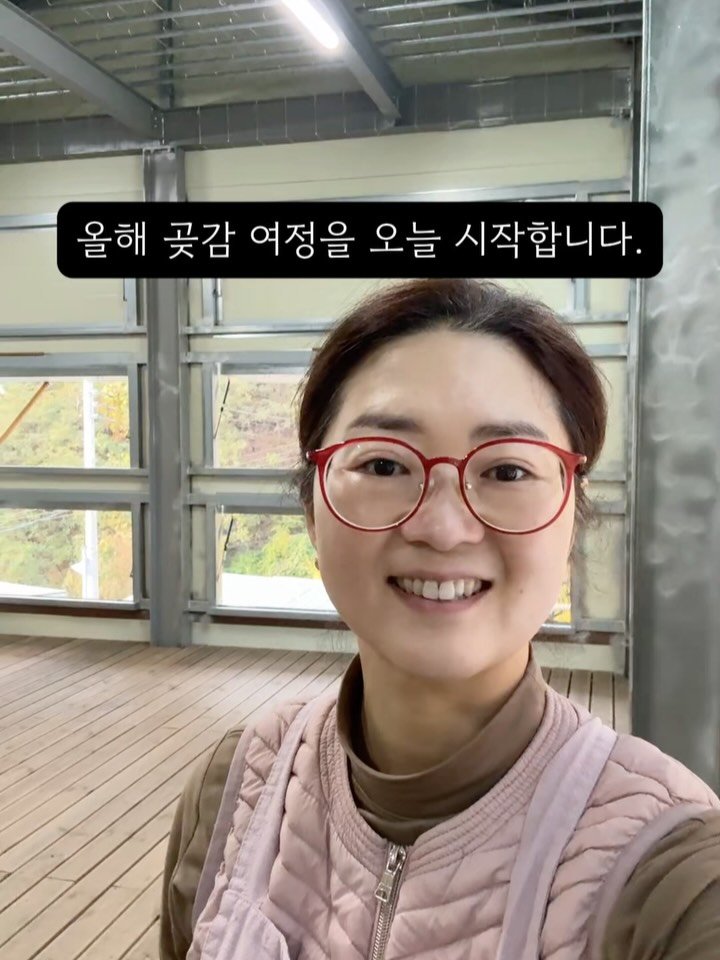 sunplacefarm 게시물 이미지: 지금 시작합니다.
4개월간의 대장정이 시작됐어요.

짧은 감을 깎는 동안은
손끝이...