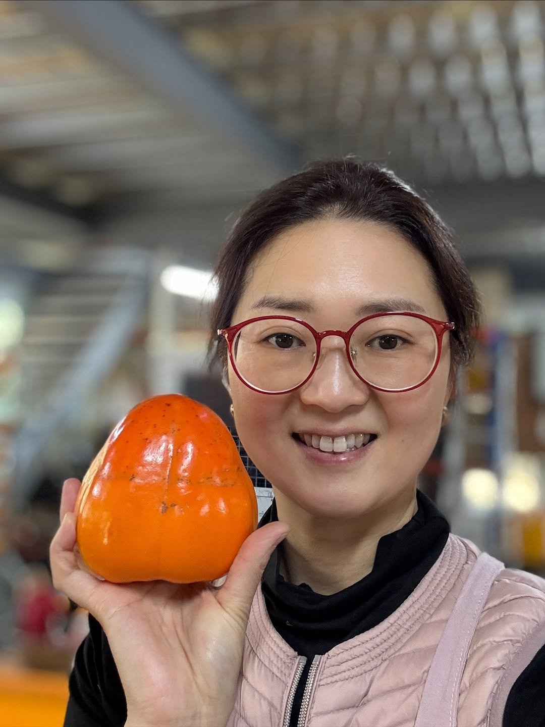 Photo by 햇터농장 • 사과 • 곶감 • 농장일상 on November 12, 2025. May be an image of mangosteen, gourd and text.