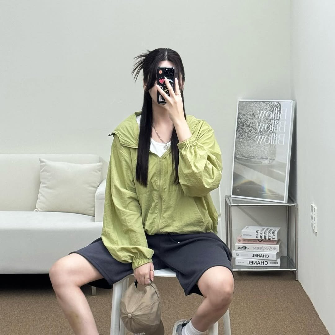 Photo by 김지선 on October 01, 2025. May be an image of 1 person, shorts, raincoat, drawstring, parka and text.