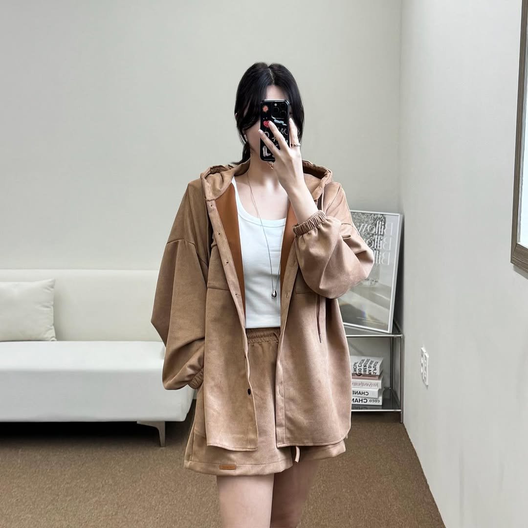 Photo by 김지선 on September 18, 2025. May be an image of 1 person, overcoat, jacket, parka, drawstring, bath robe and text.