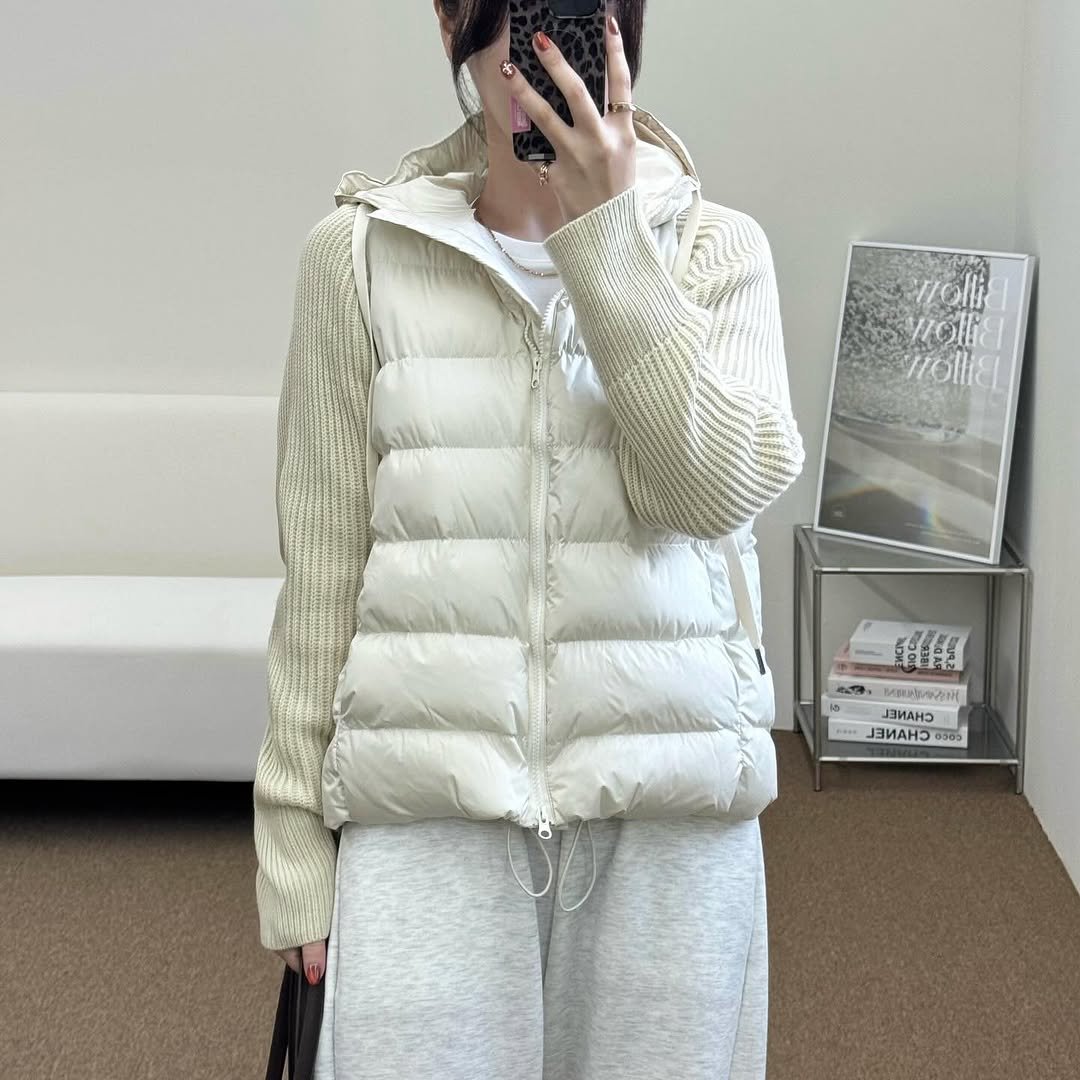 Photo by 김지선 on November 11, 2025. May be an image of goosedown coat, sweatpants, parka, jacket and text.