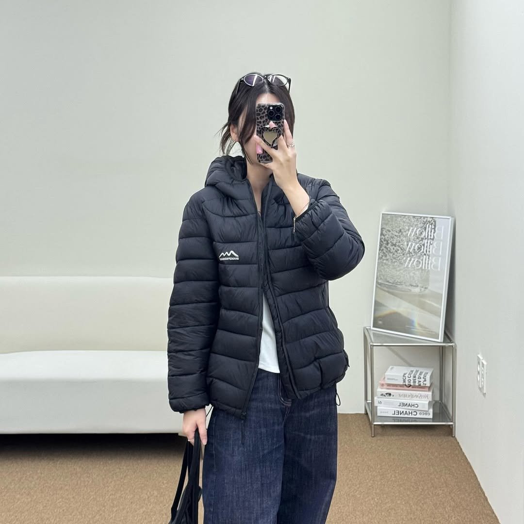 Photo by 김지선 on October 24, 2025. May be an image of duffle coat, overcoat, goosedown coat, telescope, camera, sweatpants, parka, camcorder, fleece and text.
