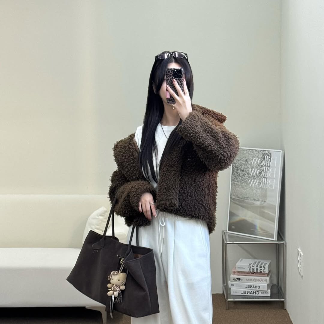 Photo by 김지선 on November 11, 2025. May be an image of duffle coat, fur coat, purse, parka and text.