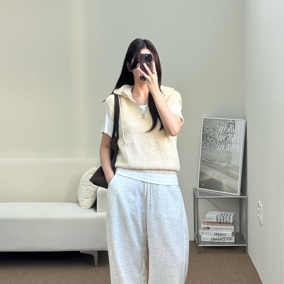 Photo by 김지선 on October 29, 2025. May be an image of sleepwear, sweatpants, top and text.