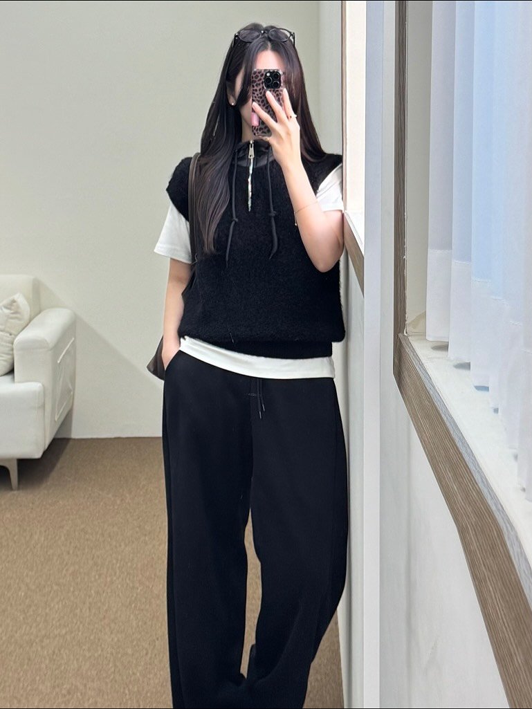 Photo by 김지선 on October 29, 2025. May be an image of sweatpants, drawstring and text.