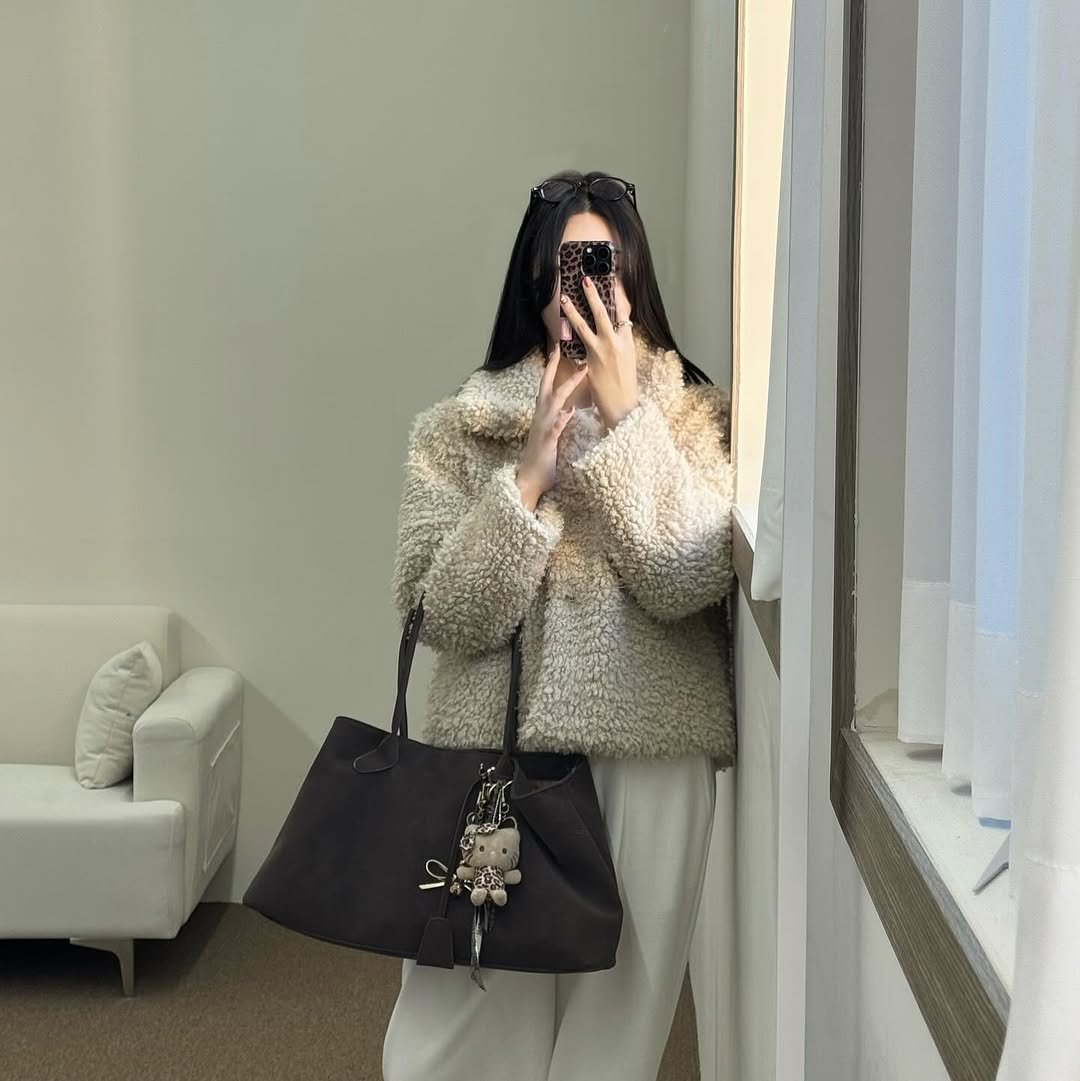 Photo by 김지선 on November 11, 2025. May be an image of sable coat, overcoat, duffle coat, parka and text.