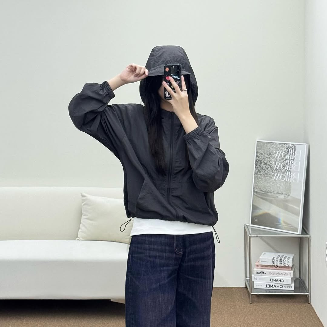 Photo by 김지선 on October 01, 2025. May be an image of 1 person, duffle coat, sweatpants, fleece, jacket, sweatshirt, parka, top, drawstring and text.