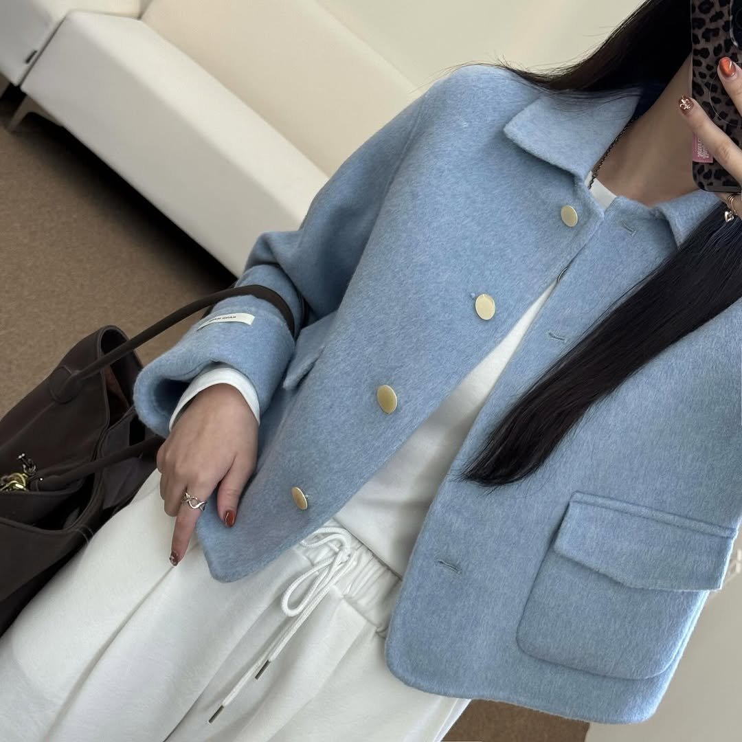 Photo by 김지선 on November 13, 2025. May be an image of blazer, coat, jacket and text.