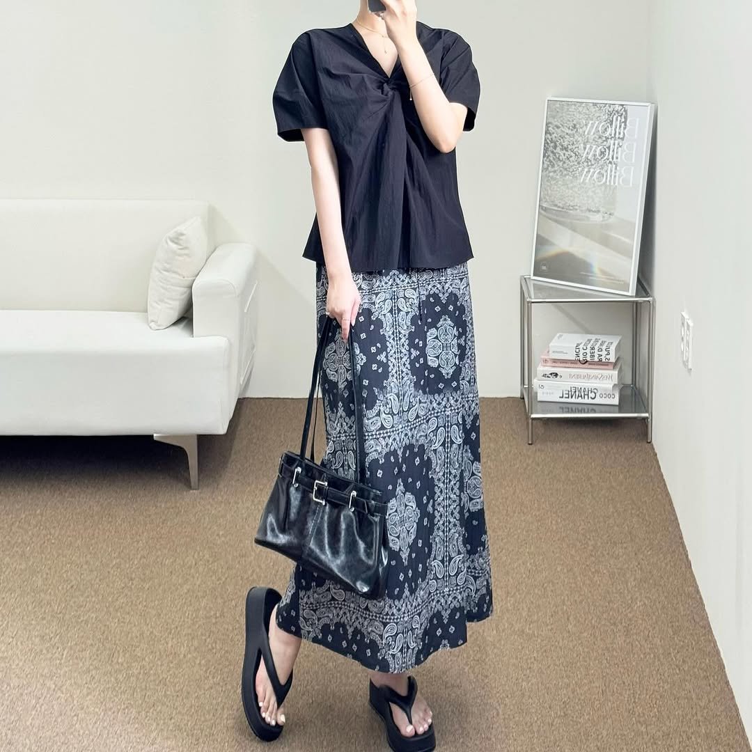 Photo by 김지선 on July 31, 2025. May be an image of 1 person, top, dress and text.