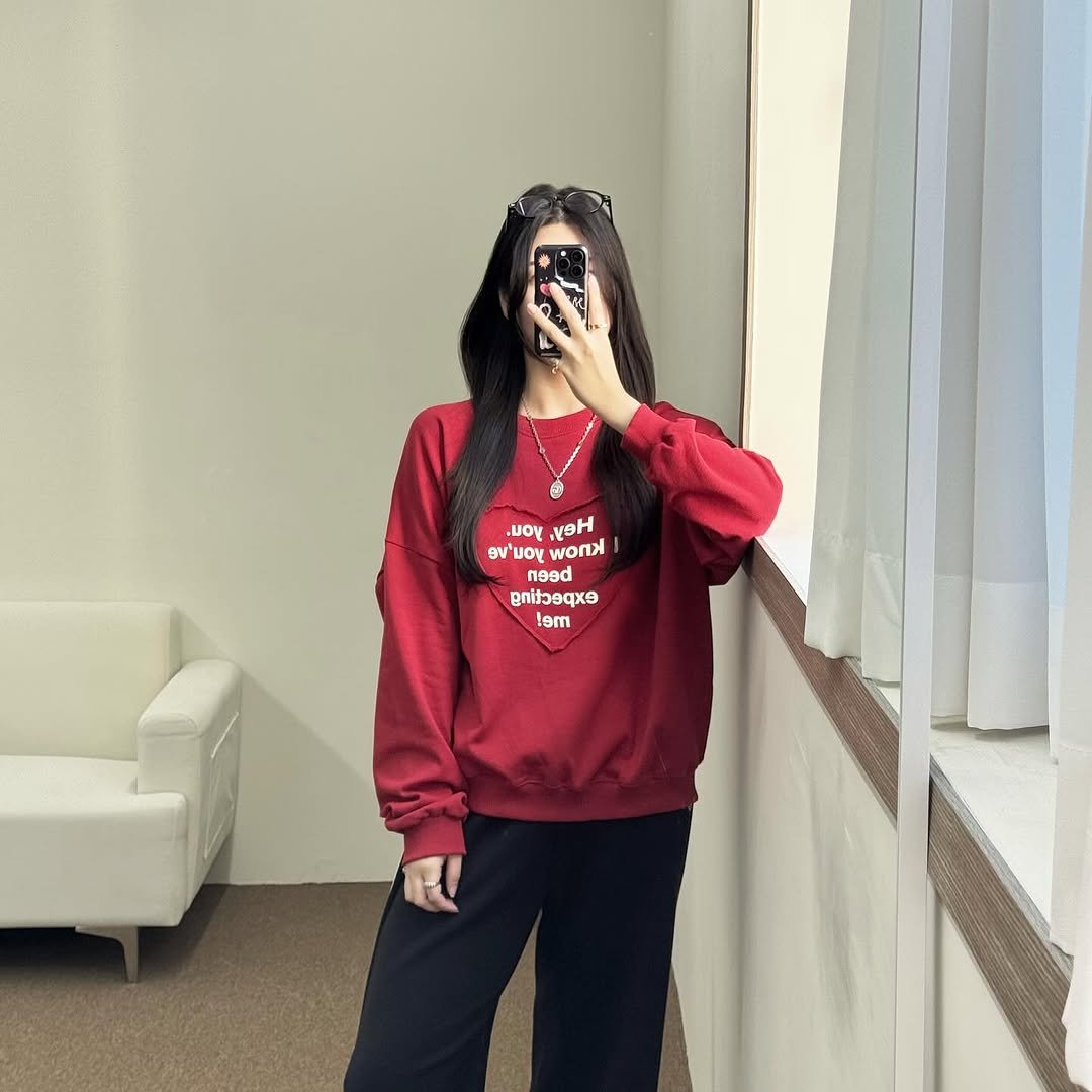 Photo by 김지선 on September 17, 2025. May be an image of 1 person, heart, sleepwear, sweatsuit, sweater, fleece, sweatpants, sweatshirt, top, drawstring and text that says 'noy NeH αν' noy wondl nи !em BC'.